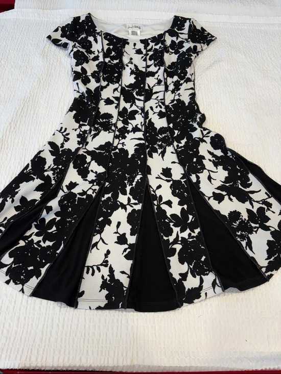 Joseph Ribkoff Dresses & Skirts - Joseph Ribkoff Black and White Floral Dress
Size 10